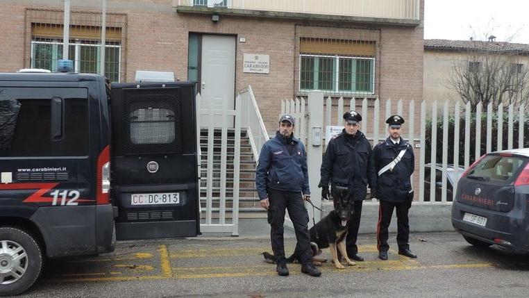 Un amico lo ospita lui gli svuota il conto e gli ruba la bici