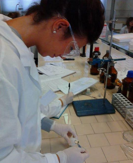 Sara fra laboratorio e scrittura È la scienziata-romanziera