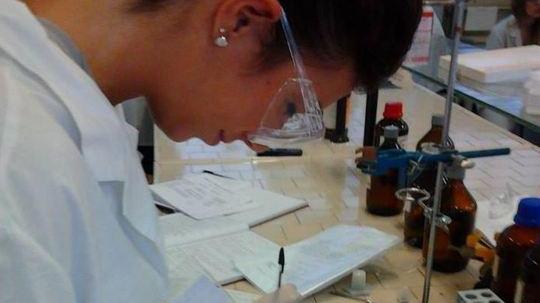 Sara fra laboratorio e scrittura È la scienziata-romanziera