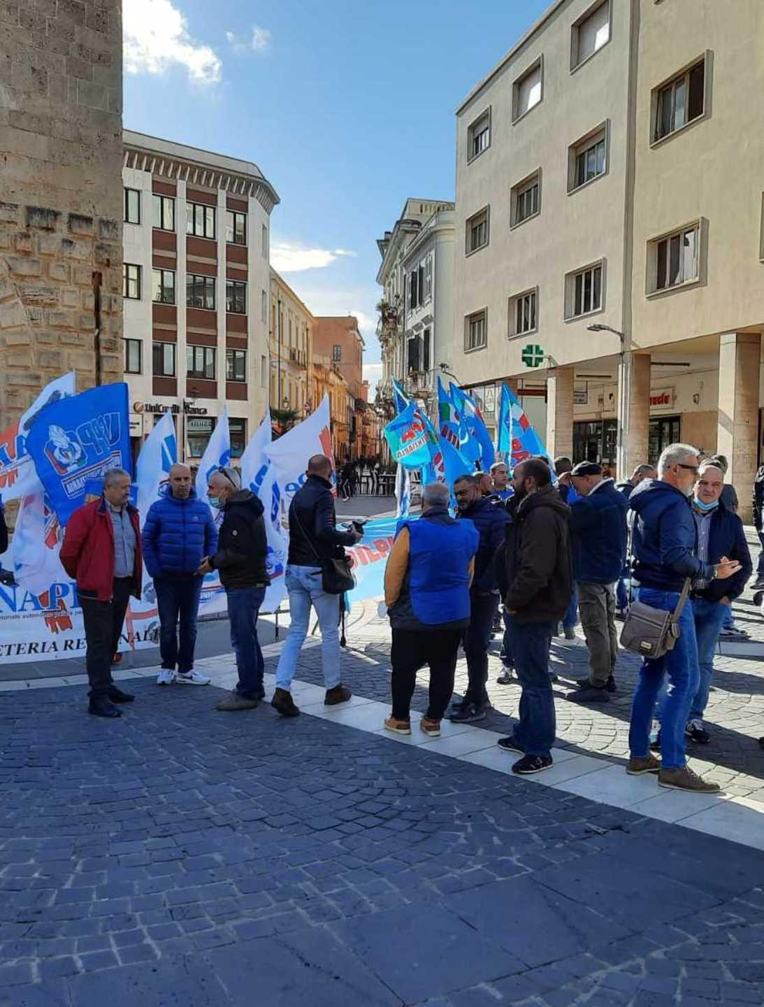 Protesta in piazza degli agenti 