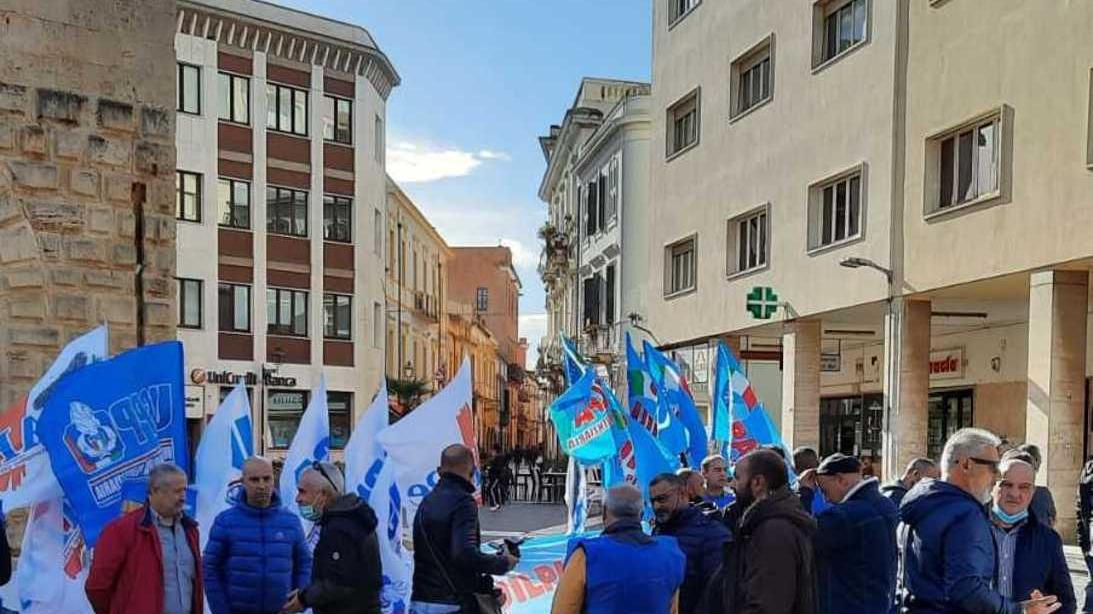 Protesta in piazza degli agenti