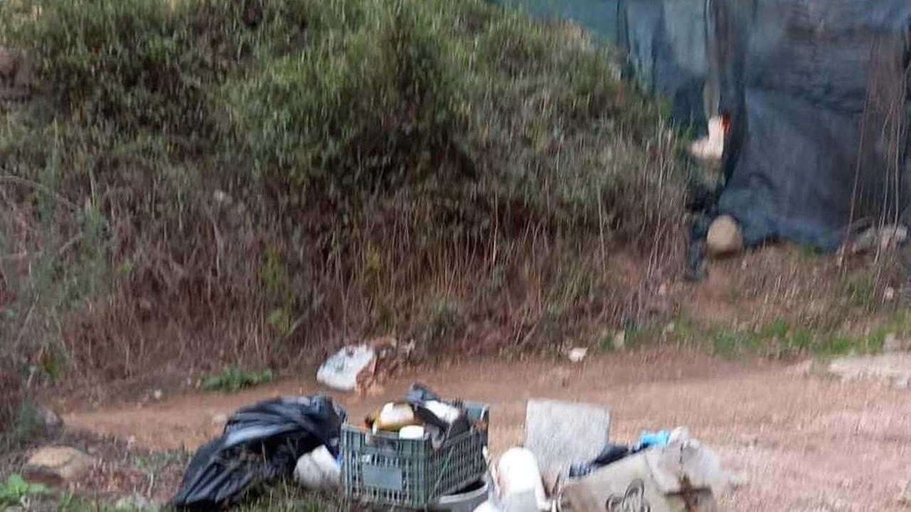 Rifiuti e scarti di cantiere per strada