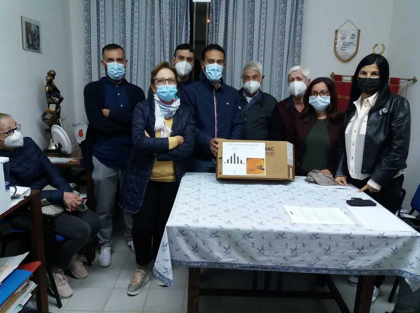 Monti la sezione Avis dona un defibrillatore alla Asd Funtanaliras