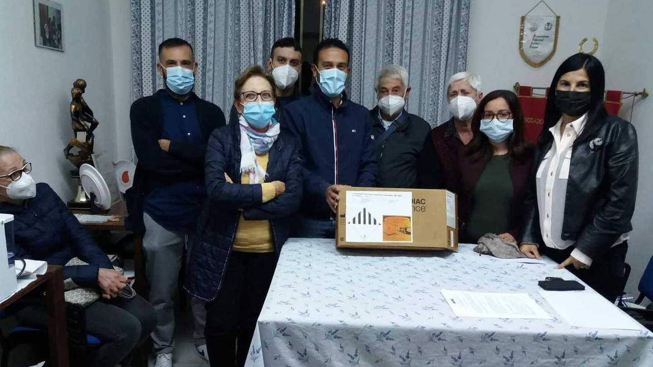 Monti la sezione Avis dona un defibrillatore alla Asd Funtanaliras