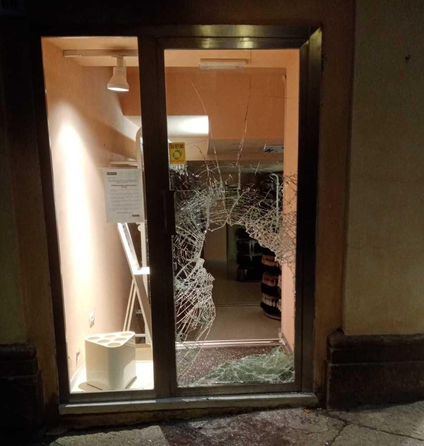 Raid nella notte contro Calzedonia