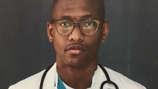 Il medico del Camerun: «Qui a Oristano ho visto il volto di una sanità lacerata» 