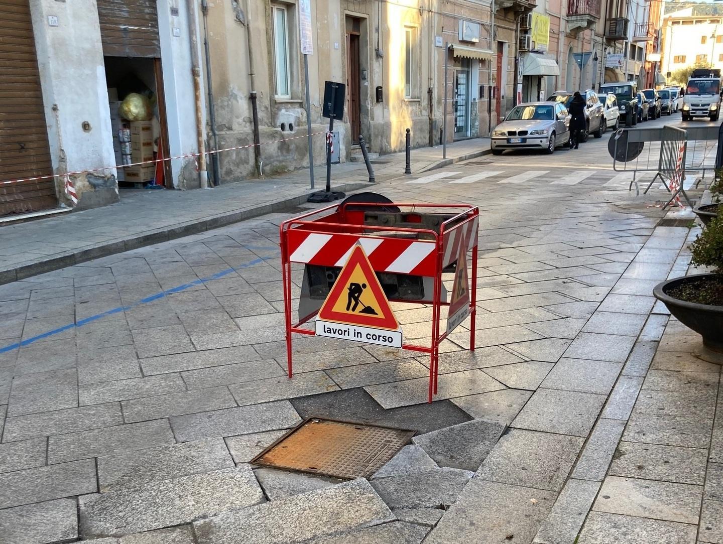 Via Roma, nuovi lavori sul lastricato 