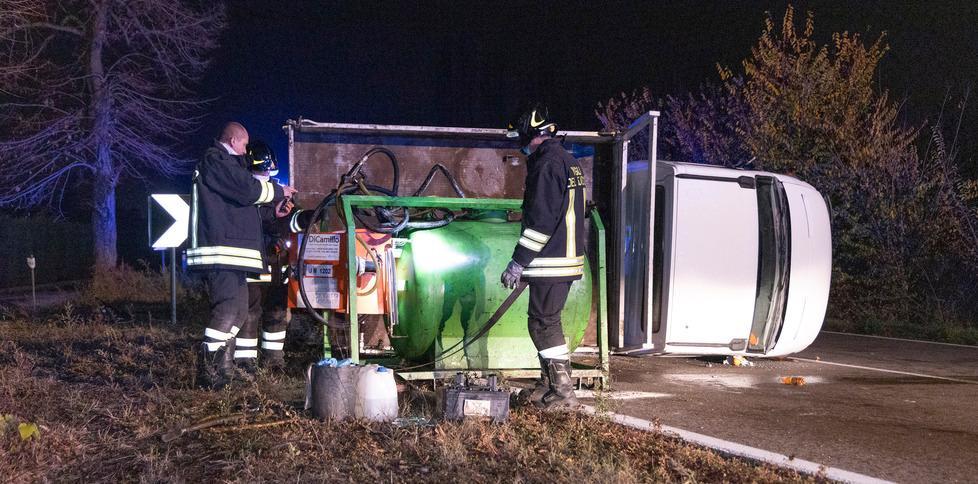 San Cesario. Via Emilia bloccata dopo l’incidente Il carico sull’asfalto 