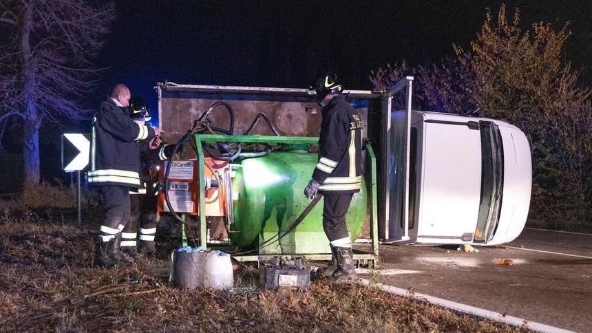 San Cesario. Via Emilia bloccata dopo l’incidente Il carico sull’asfalto
