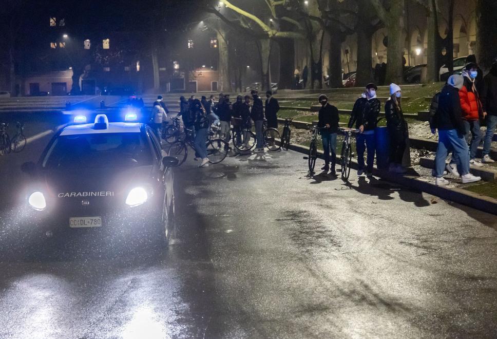 Circondato e picchiato dal branco, in trenta contro uno: sedicenne ferito a Ferrara