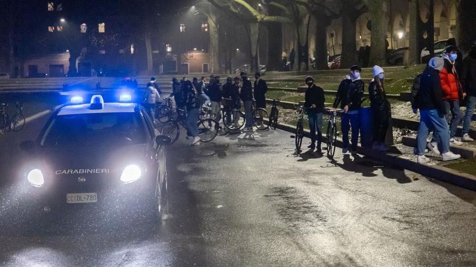 Circondato e picchiato dal branco, in trenta contro uno: sedicenne ferito a Ferrara