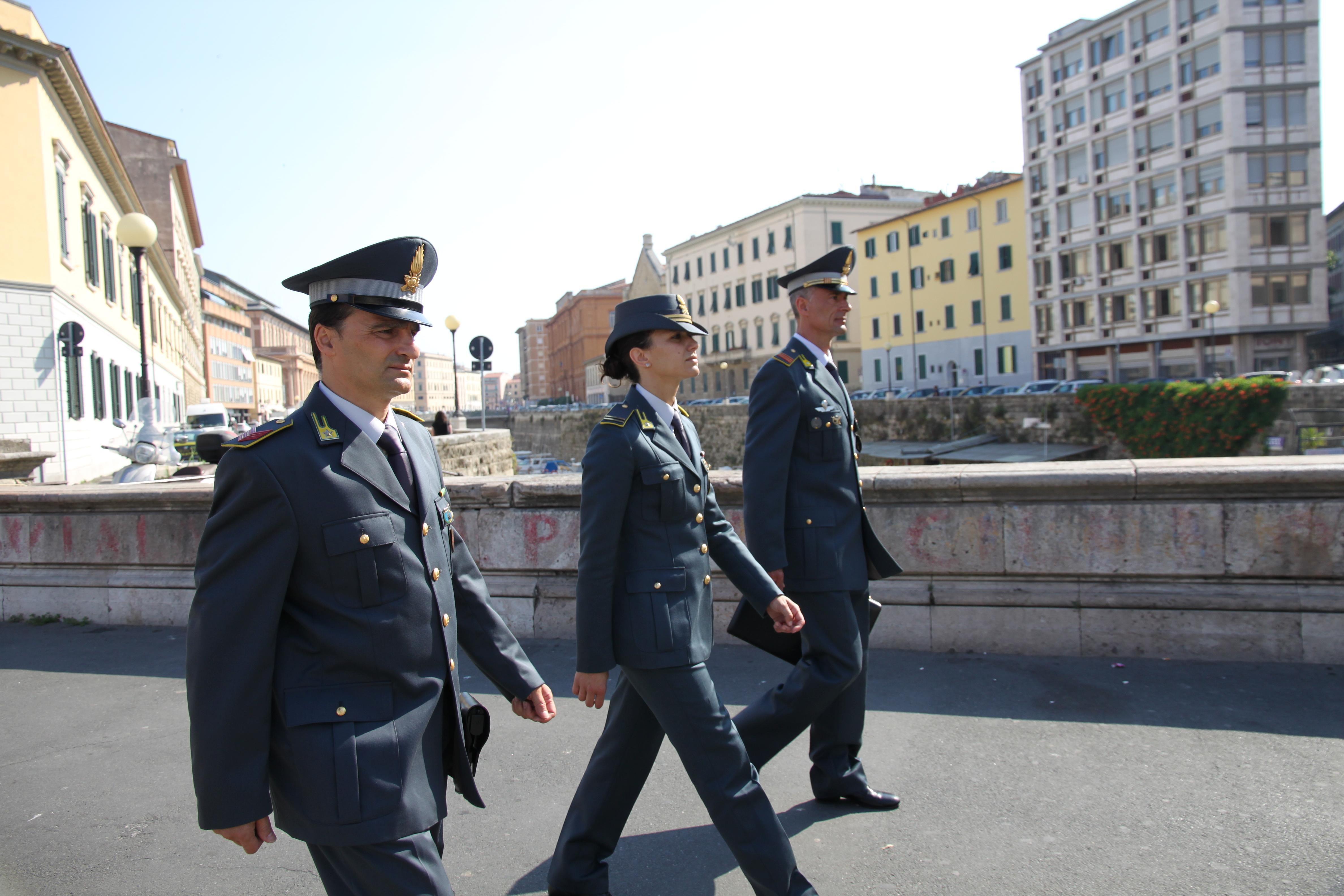 Tre militari della guardia di finanza durante un controllo