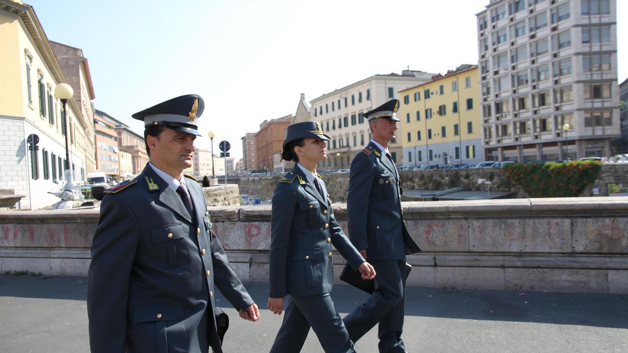Tre militari della guardia di finanza durante un controllo