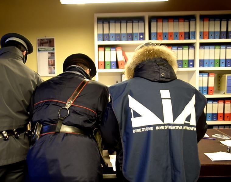 Finanza, carabinieri e gli agenti antimafia della Dia al lavoro durante una perquisizione