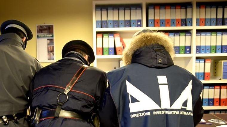 Finanza, carabinieri e gli agenti antimafia della Dia al lavoro durante una perquisizione