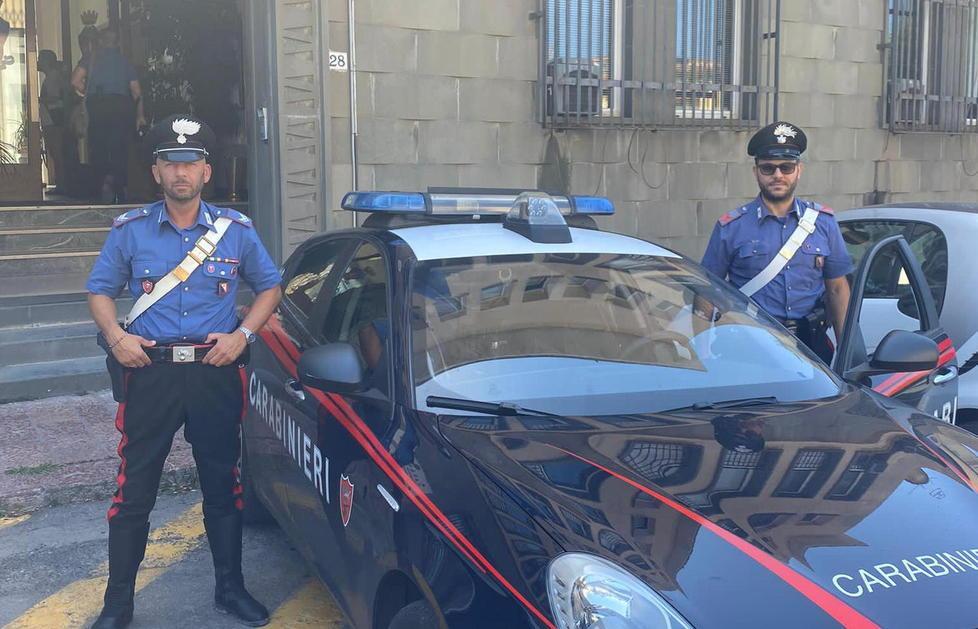 Militari davanti alla stazione di Cecina