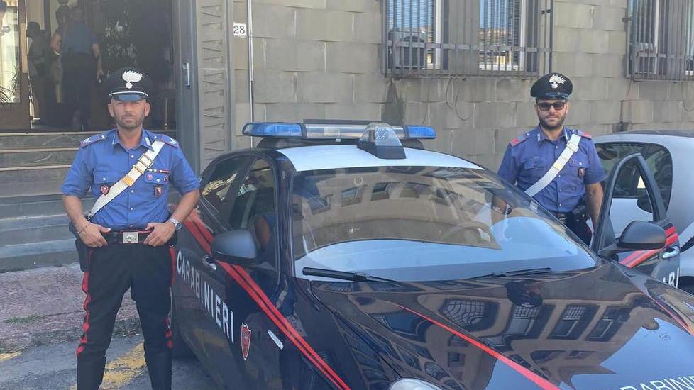 Militari davanti alla stazione di Cecina