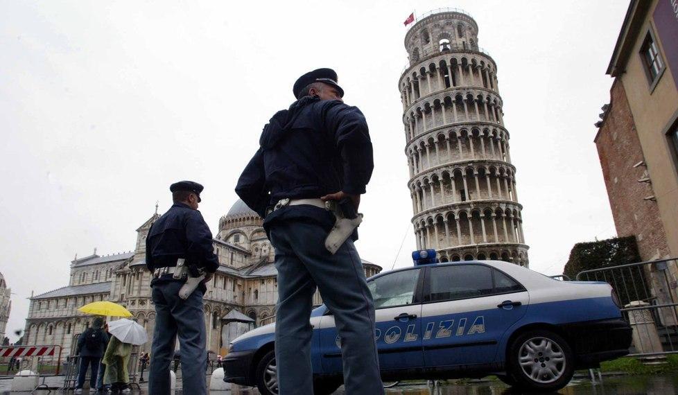 Polizia nella zona di piazza dei Miracoli