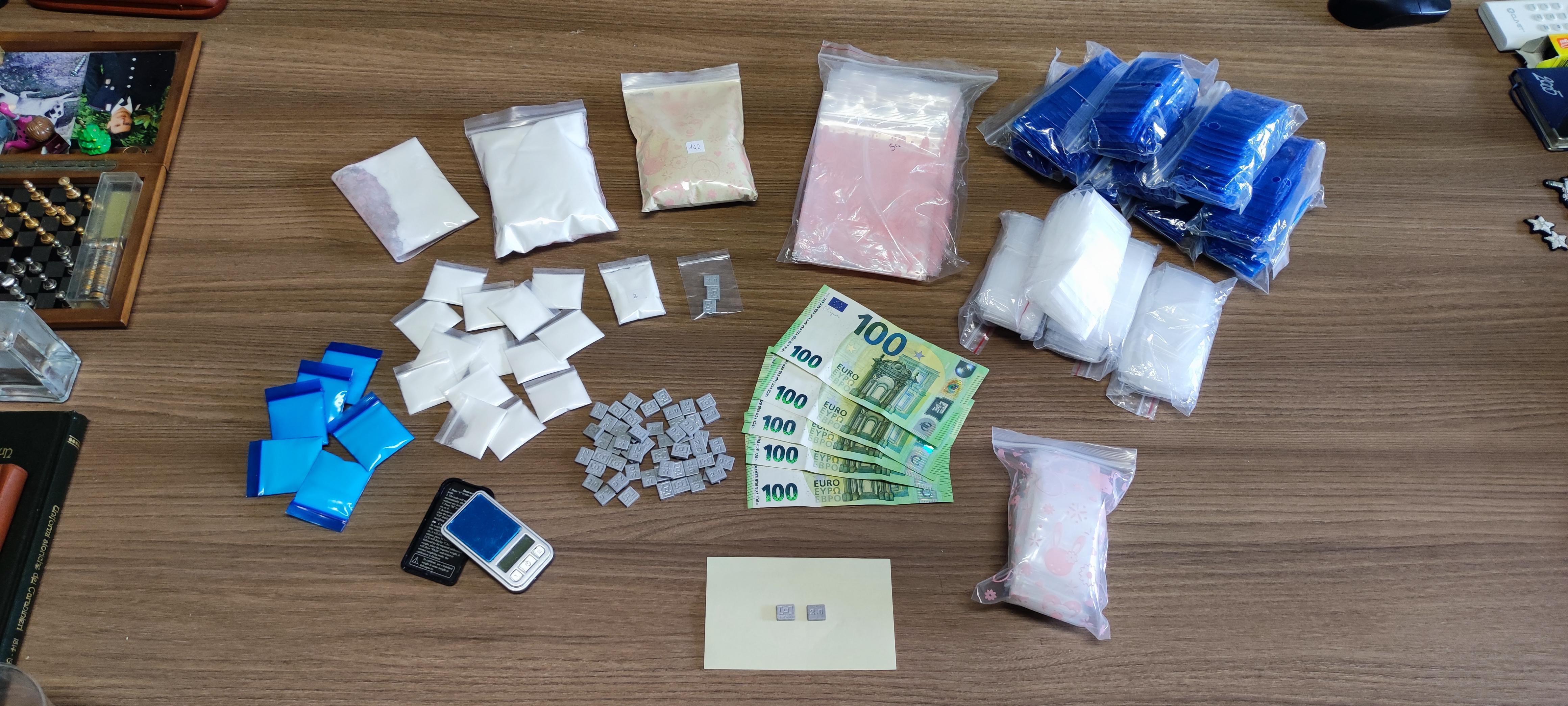 La droga e il denaro sequestrati dai carabinieri