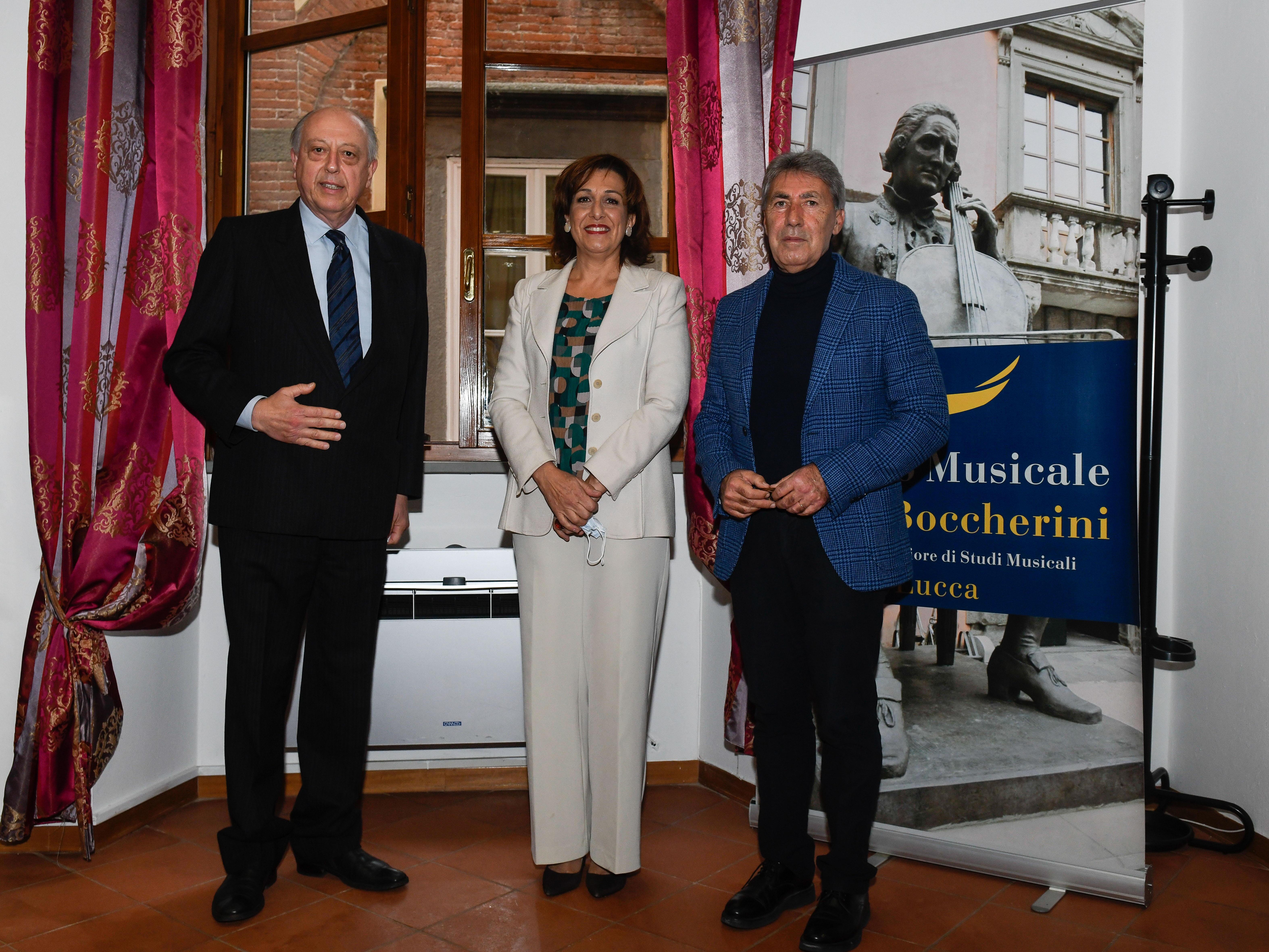 Da sinistra, il sindaco Alessandro Tambellini, la presidentessa del Boccherini Maria Talarico e il direttore GianPaolo Mazzoli