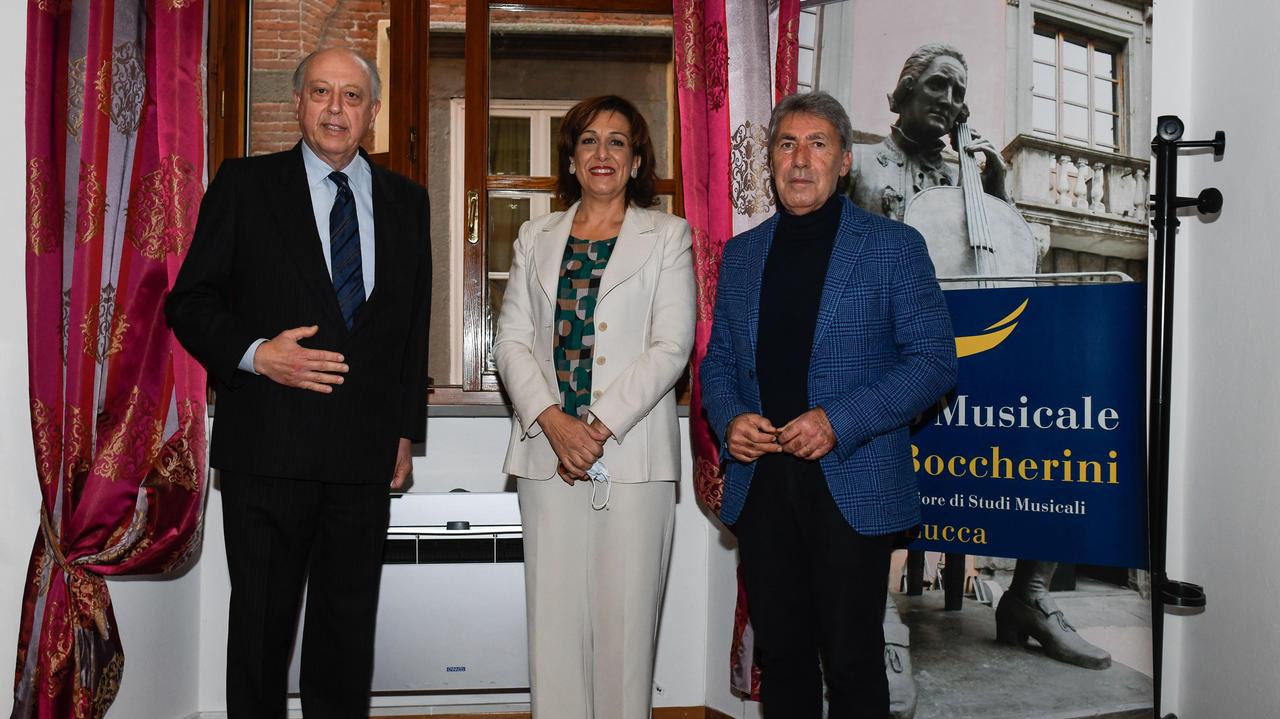 Da sinistra, il sindaco Alessandro Tambellini, la presidentessa del Boccherini Maria Talarico e il direttore GianPaolo Mazzoli