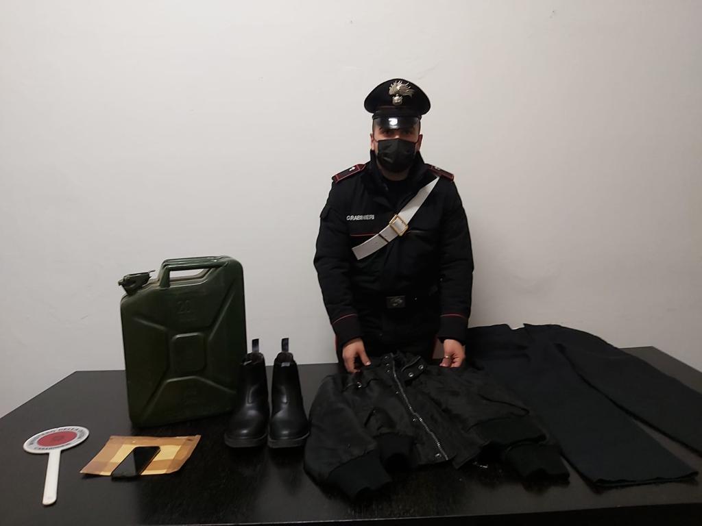 Il materiale sequestrato dai carabinieri durante la perquisizione nella casa del 47enne