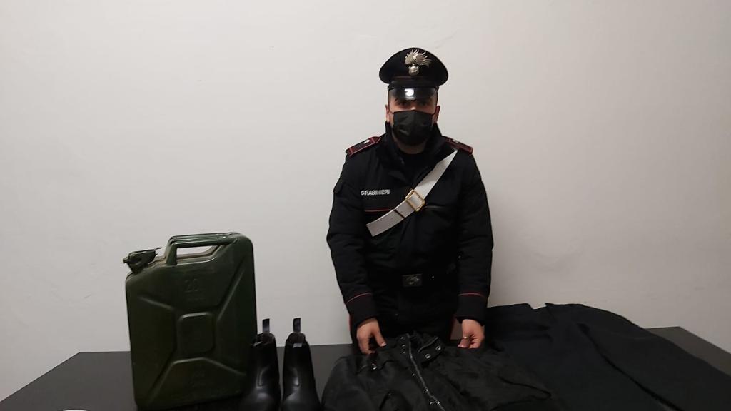 Il materiale sequestrato dai carabinieri durante la perquisizione nella casa del 47enne