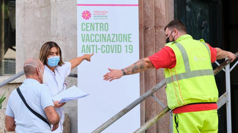 Vaccini, a Prato una campagna a due velocità: corrono le terze dosi, resistono i no vax