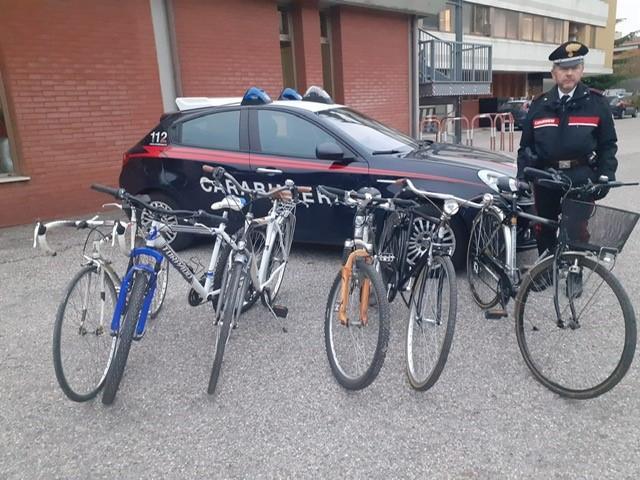Le biciclette trovate dai carabinieri a casa del ricettatore