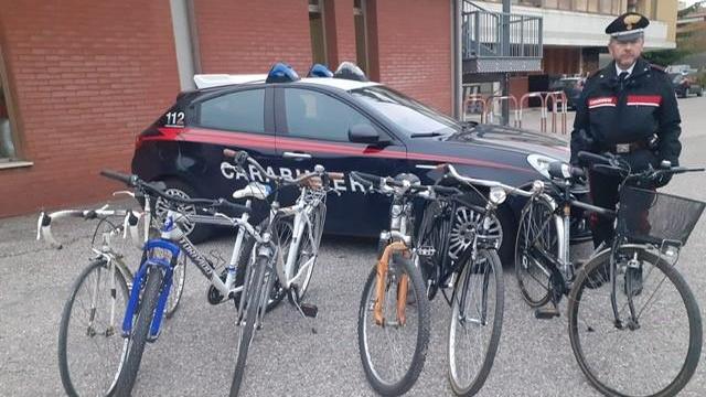 Le biciclette trovate dai carabinieri a casa del ricettatore
