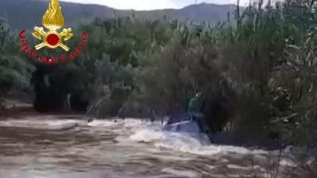 Maltempo: col pick-up in un fiume, salvato dai Vigili Fuoco
