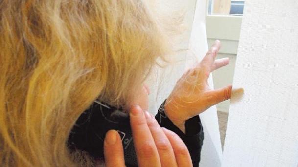 L'uomo ha tormentato la vita di una famiglia intera: ora è stato condannato a pagare un maxi risarcimento