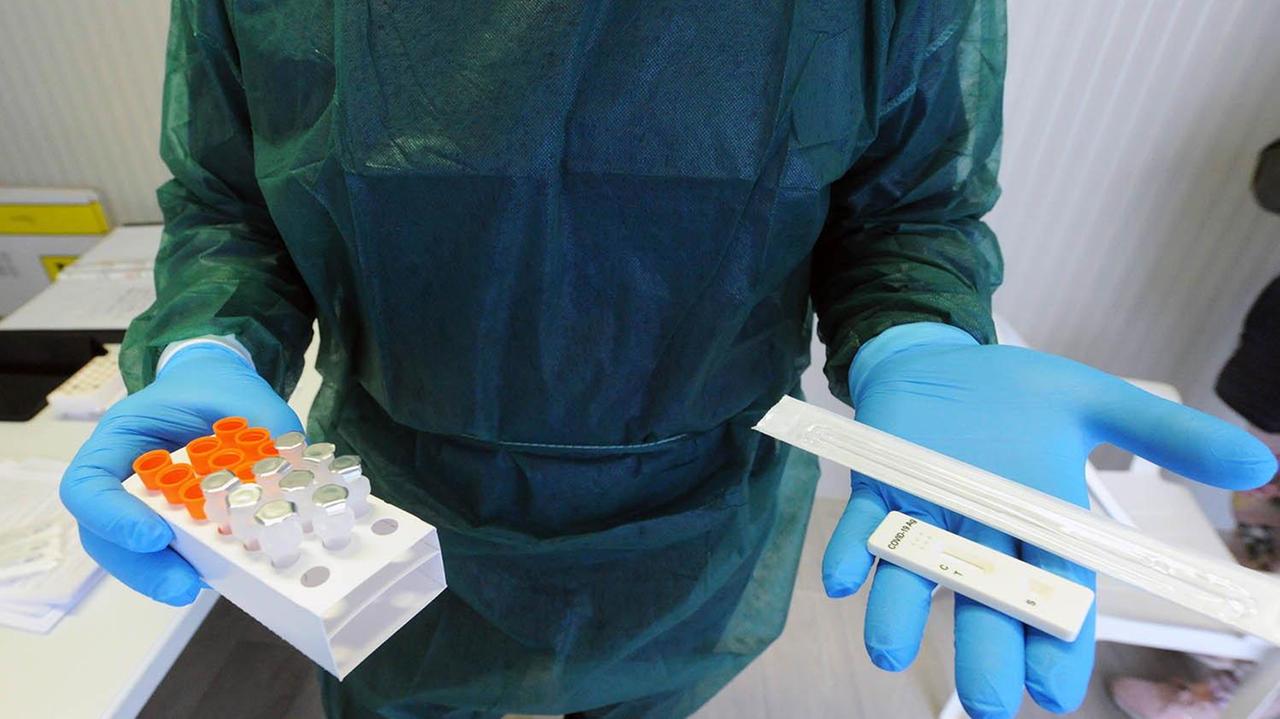 Un kit per i tamponi in una foto di Paolo Barlettani