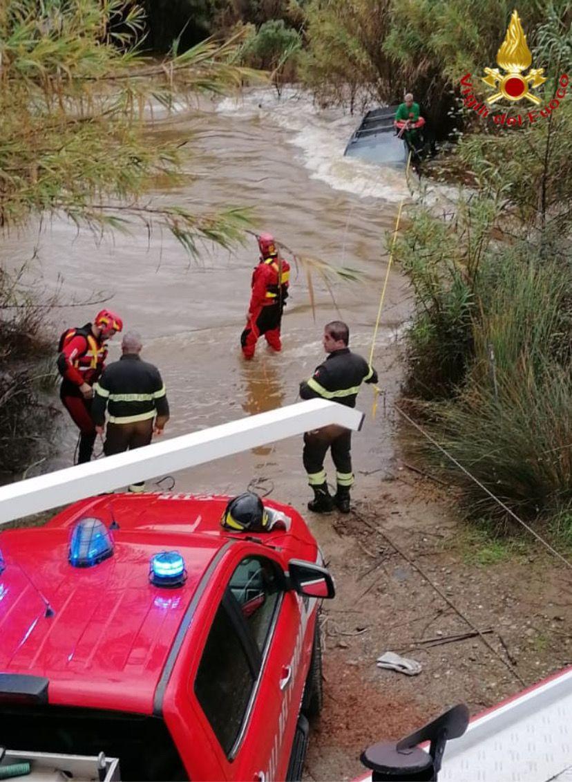 Il salvataggio del 61enne di Arzana travolto col suo furgone nel rio Quirra