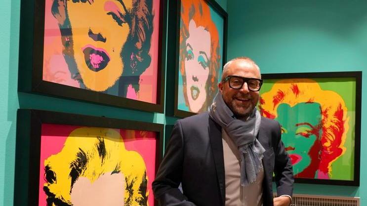 Il sindaco di Pontedera, Matteo Franconi, in mezzo alle opere di Andy Wahrol
