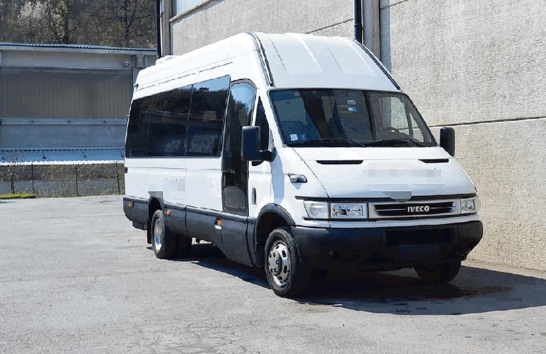 Il bus da 19 posti che porta i bambini a scuola tra Barga e San Pietro