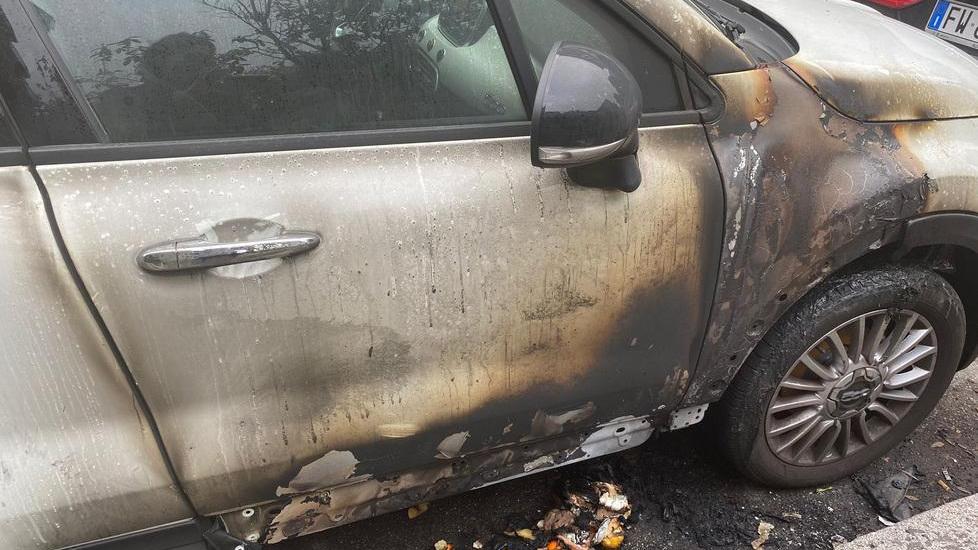 Piromane in azione, bruciata un’altra auto a Reggio Emilia: residente scende in strada e spegne il rogo