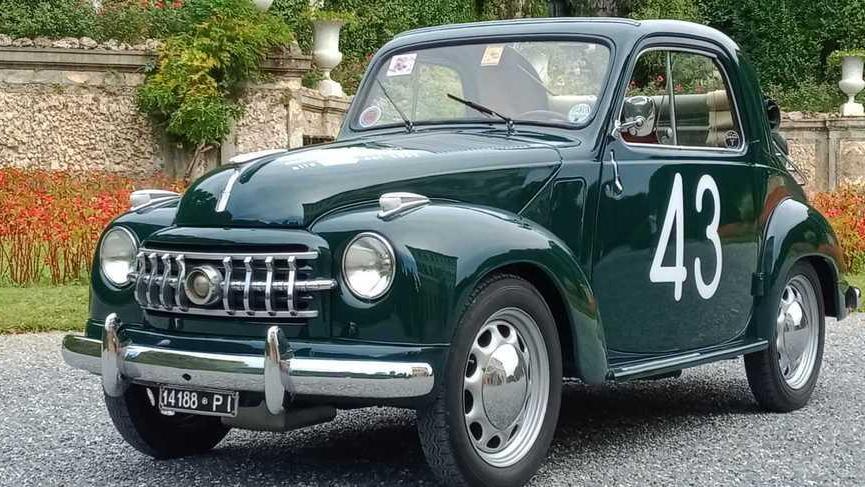 Le auto d’epoca del club Balestrero in piazza Mazzini