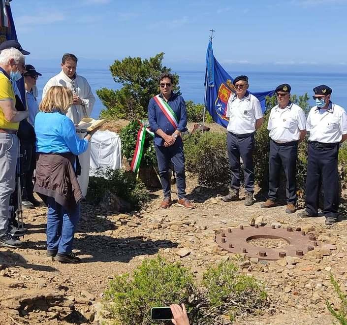 Sparita la targa alla memoria dei marinai morti a Capo Poro