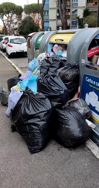Sciopero o non sciopero è disastro spazzatura Segnalazioni e proteste da tutti i quartieri