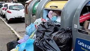 Sciopero o non sciopero è disastro spazzatura Segnalazioni e proteste da tutti i quartieri