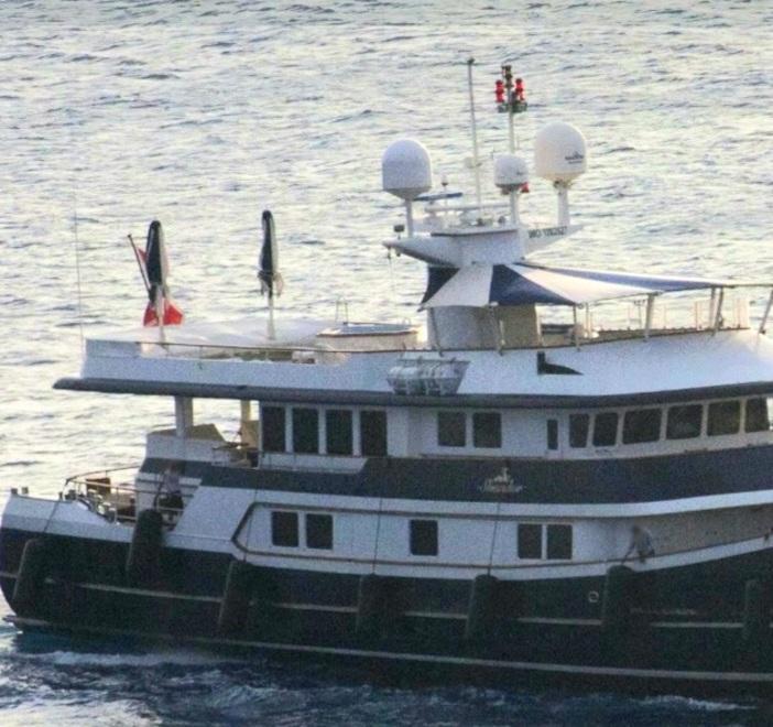 Un superyacht di 50 metri costretto a stare fuori dal porto