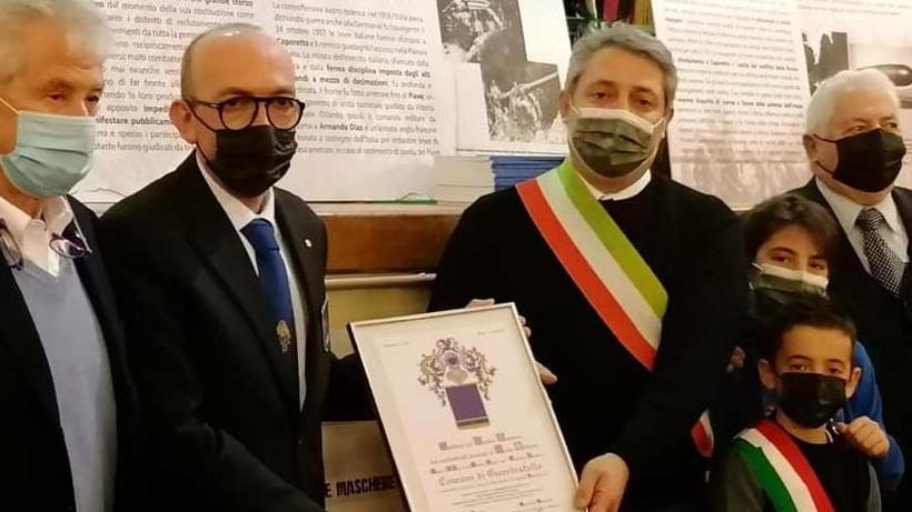 Emblema araldico e medaglia al valore militare per l’eccidio di