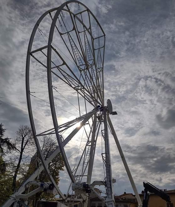 La ruota panoramica pronta nel fine settimana