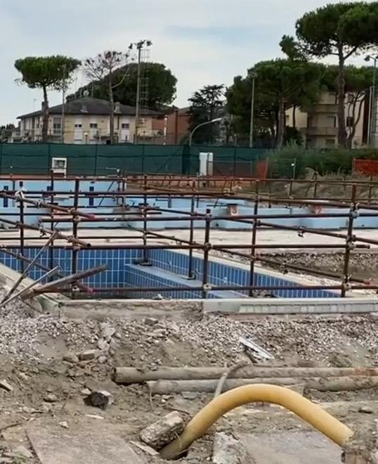 Due anni senza piscina «Cantiere complicato» 