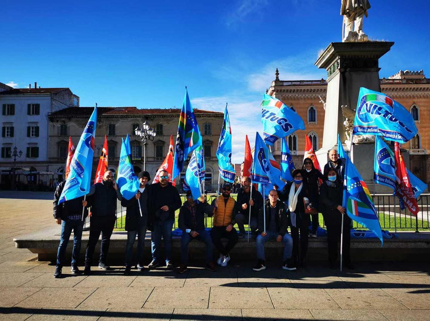 Cocktail Service, protesta in piazza 