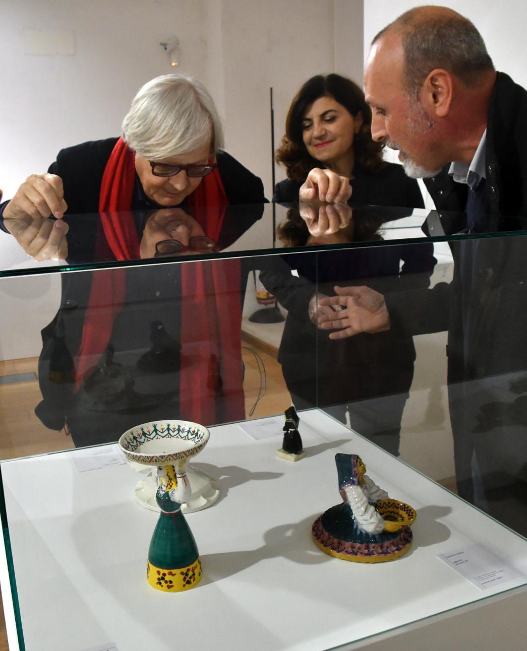 Oristano, le Madri in ceramica incantano anche Sgarbi 