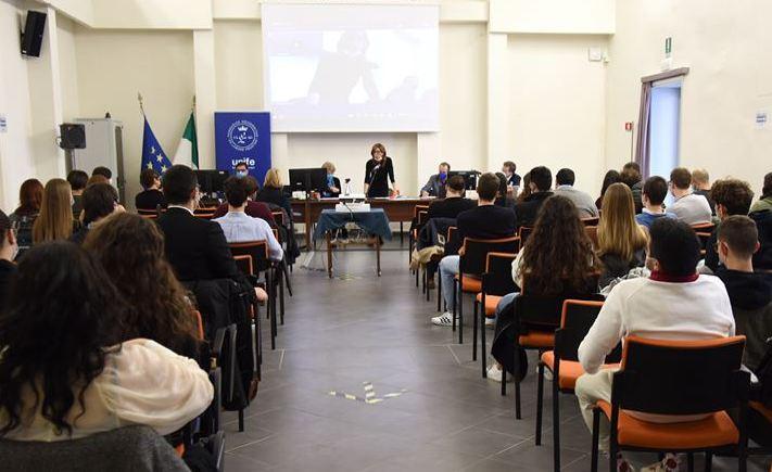 Unife, la svolta della rettrice: «Dal 2022 tutto in presenza» 