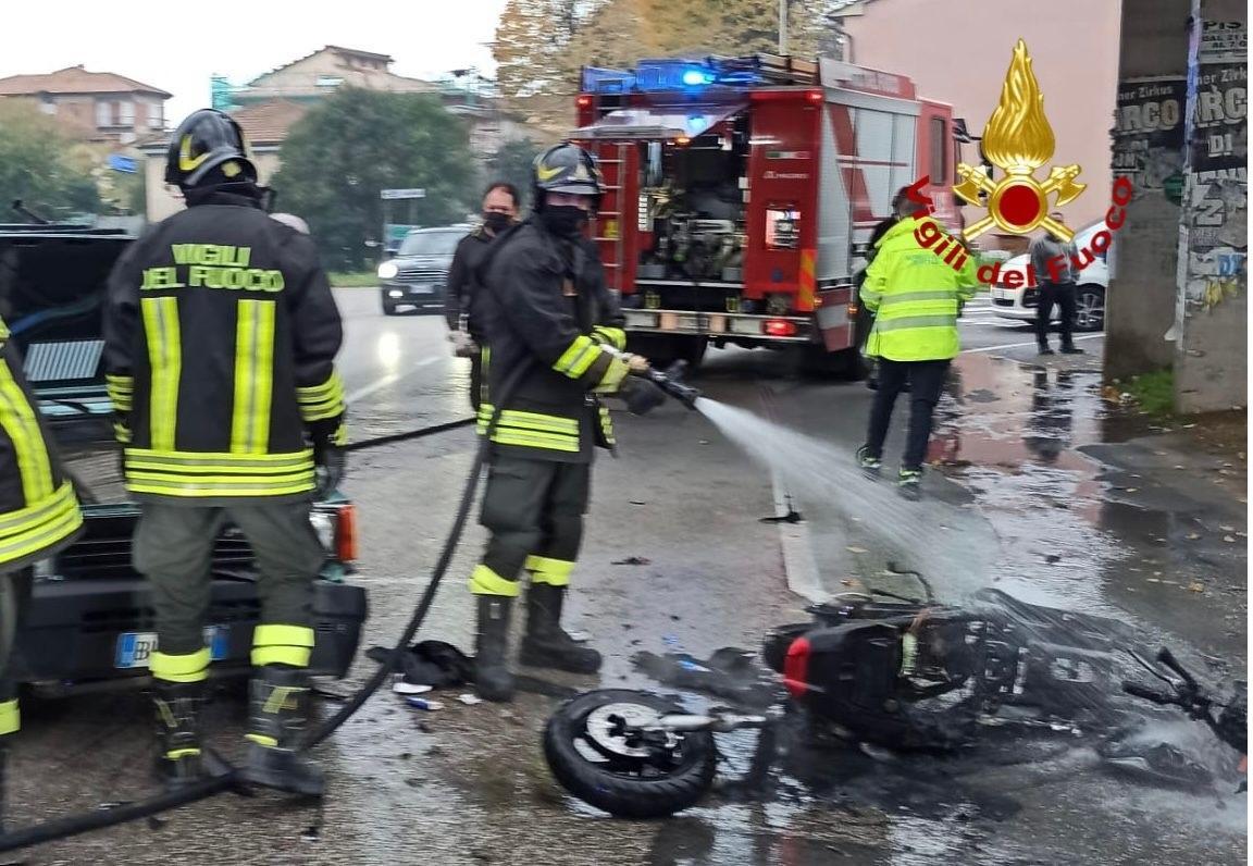 Incidente in via Sestini, quindicenne ferito e motorino in fiamme
