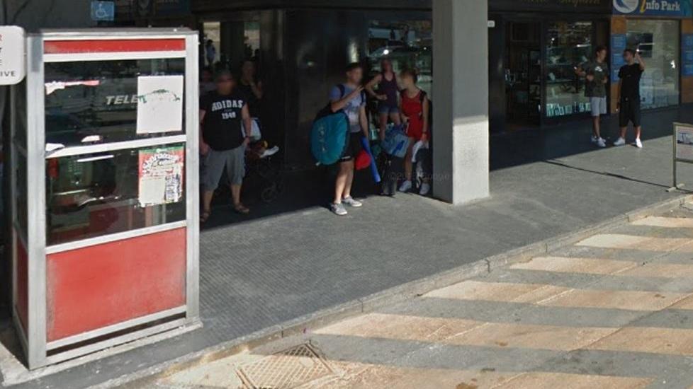 Il marciapiede dove l’uomo è caduto rompendosi il braccio sinistro